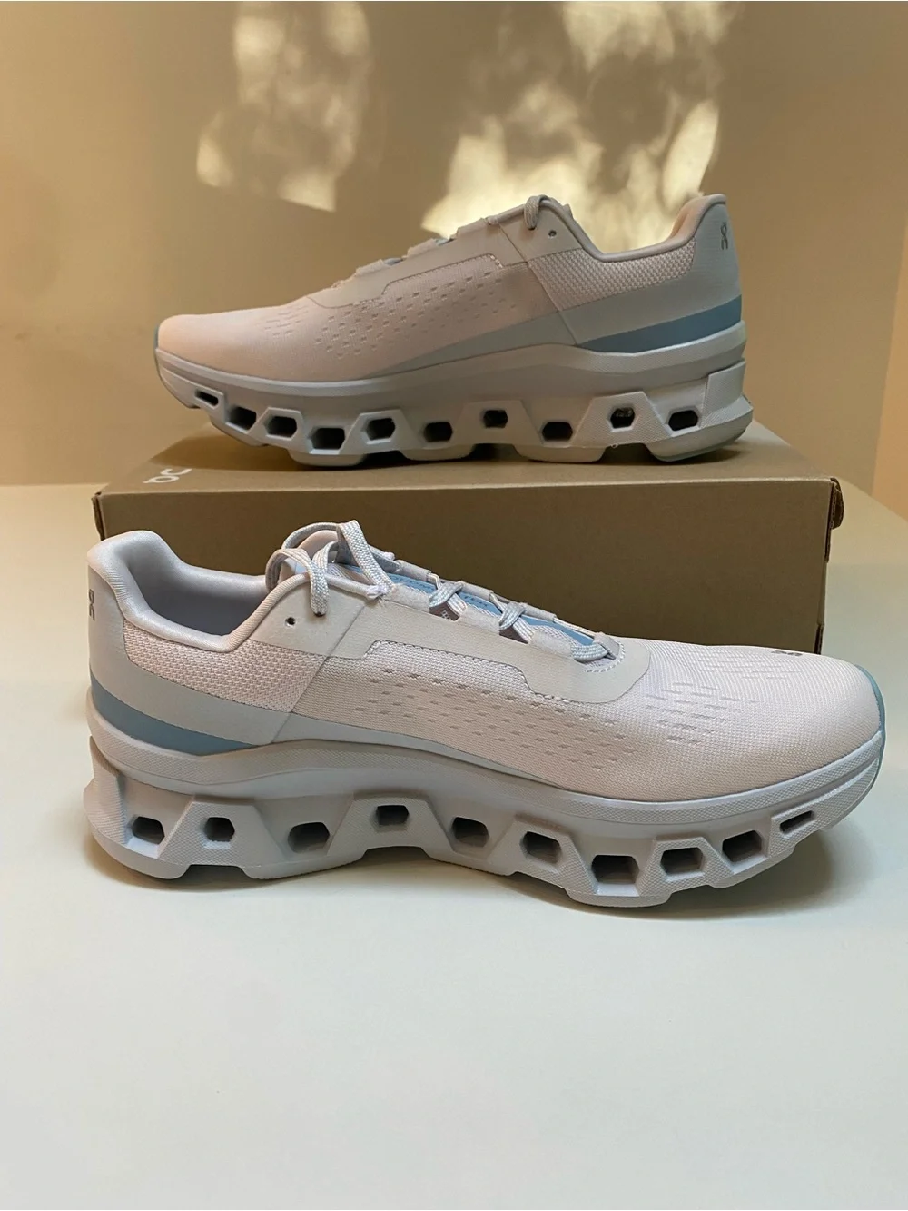 On Running Women’s Cloudmonster Sneaker in Frost/Wash sz 11 New in Box - Picture 4 of 7